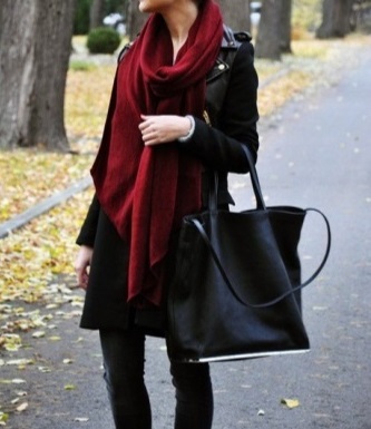 Bufandas color vino y sus combinaciones chaqueta negra