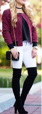 Combinar blusa y botas negras con pantalon blanco y chaqueta color vino