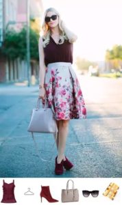 Combinar botas color vino con falda de floral