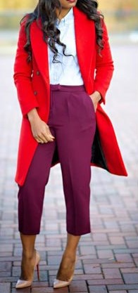 Combinar pantalon morado con gabardina roja