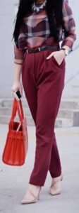 Combinar pantalon vinotinto bolso rojo y zapatos nude